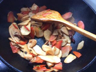 菌类料理+泡菜炒鸡腿菇,倒入少许生抽，盐，鸡精，翻炒均匀即可出锅