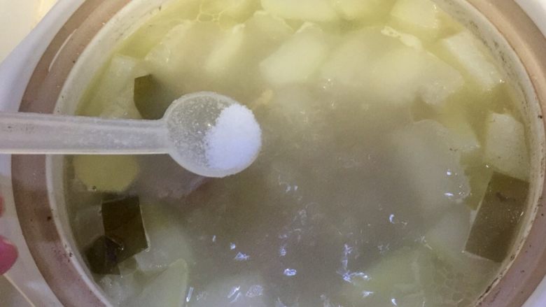 夏日消暑靓汤➕冬瓜海带排骨汤,根据个人口味，加入适量食盐调味
