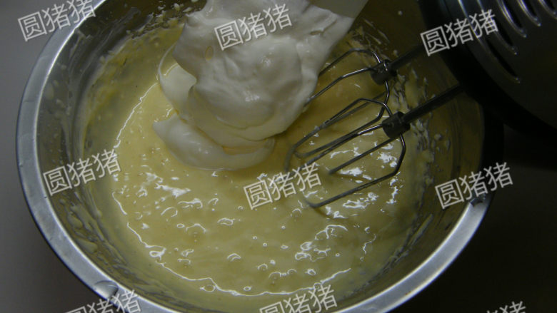 提拉米苏,鲜奶油打至7分发泡，加入（过程6）中混拌均匀。