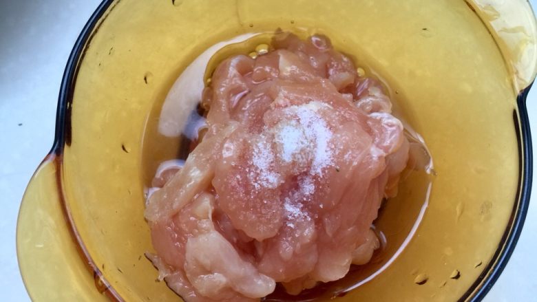 翠羽红霞映玉光➕荷兰豆滑炒鸡片,加入一点盐