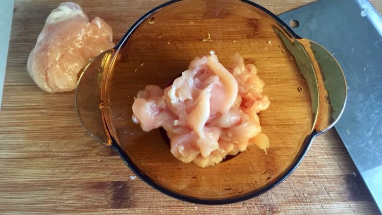 翠羽红霞映玉光➕荷兰豆滑炒鸡片,鸡胸用刀片成2毫米厚的长条薄片