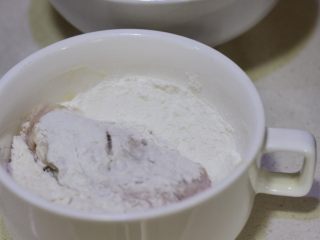 香酥鸡翅,冰箱取出鸡翅，先在表面上均匀的粘上一层面粉
