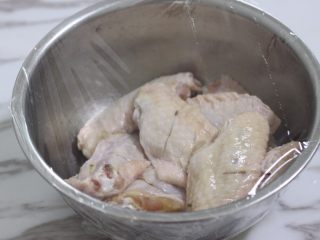 香酥鸡翅,拌匀，盖上保鲜膜放入冰箱冷藏2小时左右