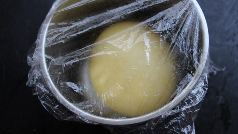 布里欧吐司,将揉好的面团装入容器，盖上保险模28度发酵。