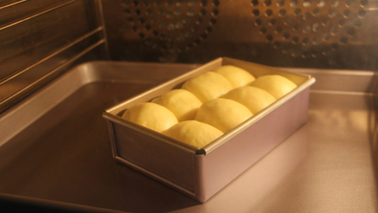 布里欧吐司,烤箱预热后将发酵至九分满的面包送入烤箱，平炉烤箱上下火，170度约30分钟，风炉烤箱155度，约20分钟。