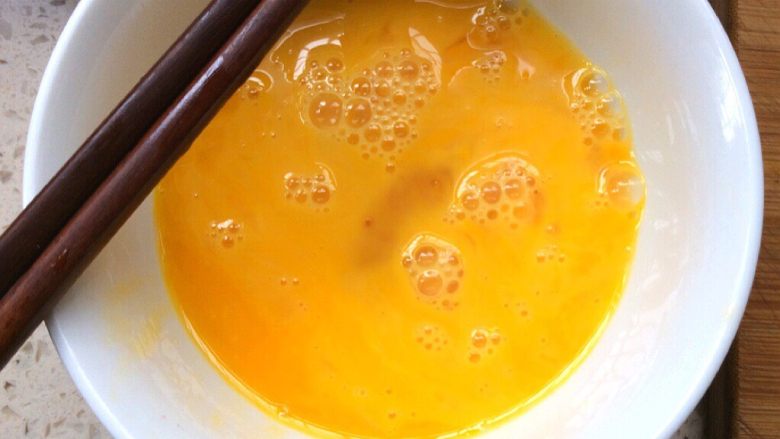菌类料理+西红柿鸡蛋口蘑汤面条,打成蛋液