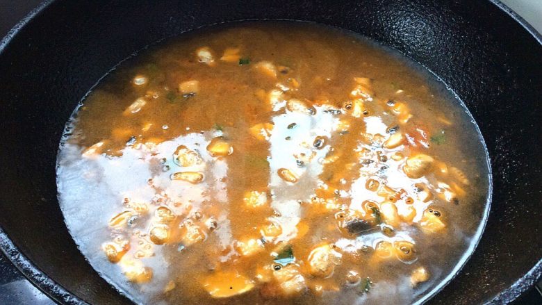 菌类料理+西红柿鸡蛋口蘑汤面条,添加适量的清水，入少许盐调味，盖好盖子煮开