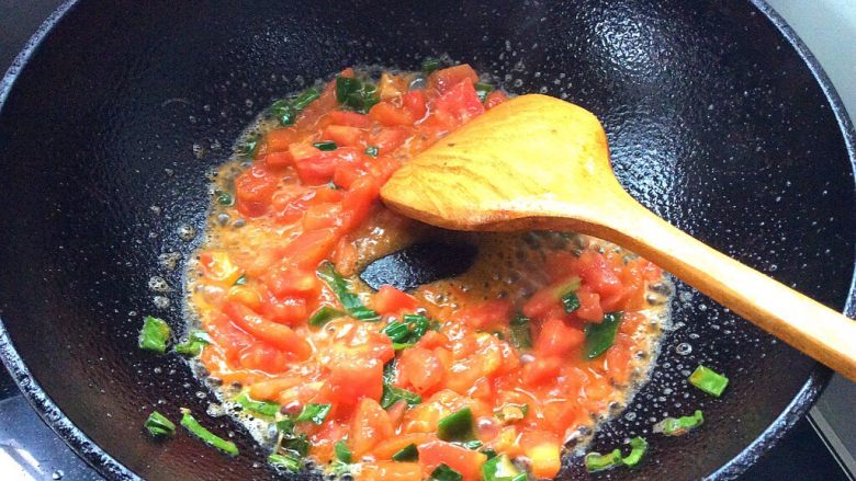 菌类料理+西红柿鸡蛋口蘑汤面条,下葱花爆香，在下入西红柿炒出红油
