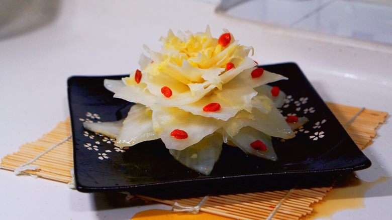 仪式感的宴席菜-莲花翡翠卷,放在正方形的盘子，黑色的或者深色的会特别突显这朵花