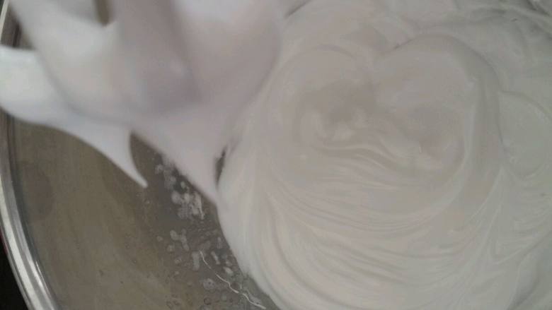 奶香蛋白糖,出现直直的尖角即可。