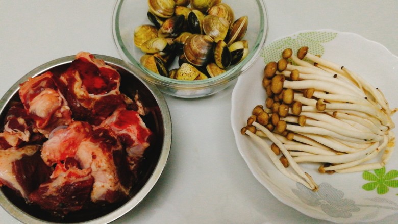 菌类料理+筒骨青蛾煲蟹味菇,食材准备