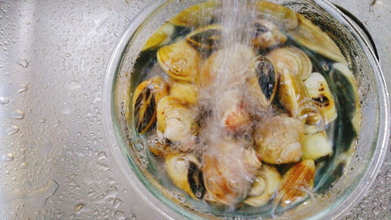 菌类料理+筒骨青蛾煲蟹味菇,青蛾里放水
