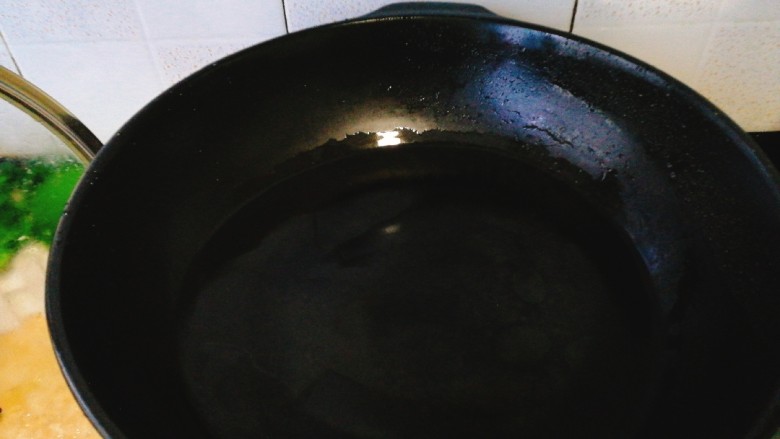 菌类料理+筒骨青蛾煲蟹味菇,锅里放水