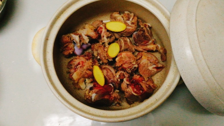 菌类料理+筒骨青蛾煲蟹味菇,把焯水过的肉放入砂锅，加姜片