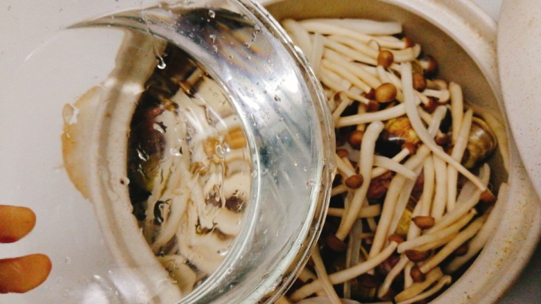 菌类料理+筒骨青蛾煲蟹味菇,注入清水