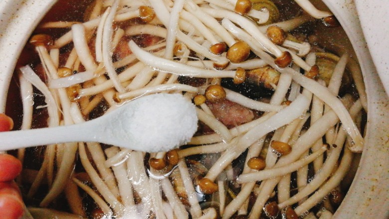 菌类料理+筒骨青蛾煲蟹味菇,加入适量盐