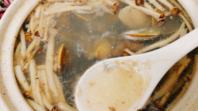 菌类料理+筒骨青蛾煲蟹味菇,撇去浮沫，继续小火煲20分钟