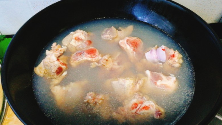 菌类料理+筒骨青蛾煲蟹味菇,将肉焯水