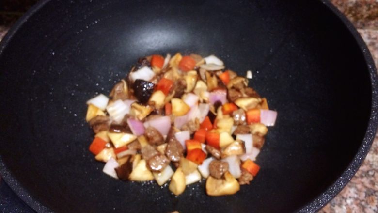 菌类料理+双菇烩牛肉,放入洋葱翻炒均匀。
