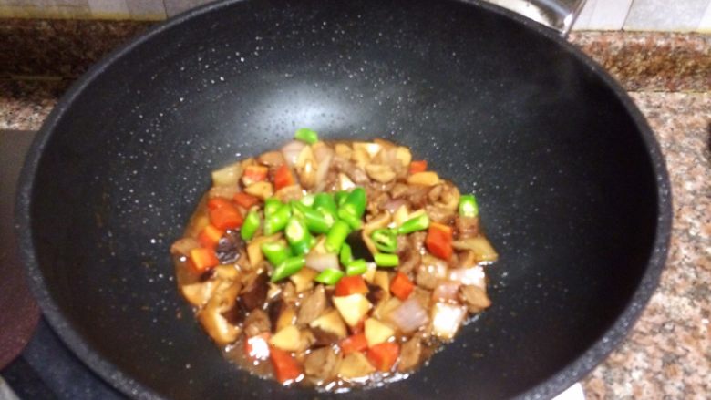 菌类料理+双菇烩牛肉,放入青椒翻炒片刻。