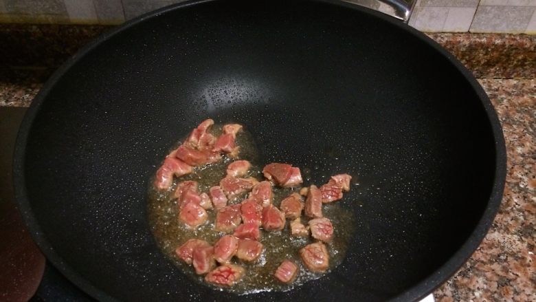 菌类料理+双菇烩牛肉,放入牛肉快速翻炒变色。