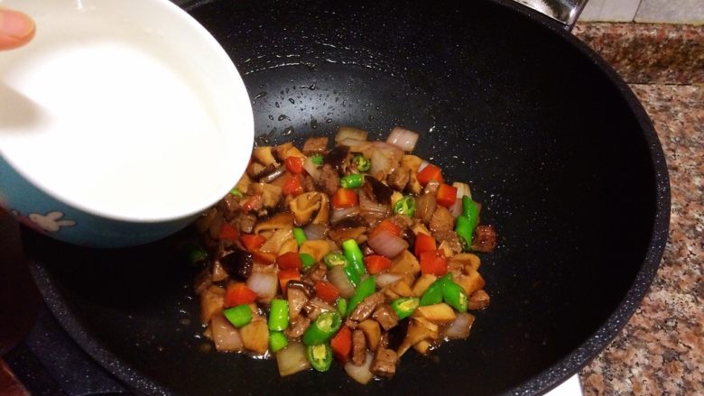 菌类料理+双菇烩牛肉,倒入淀粉水勾芡，翻炒1分钟出锅。