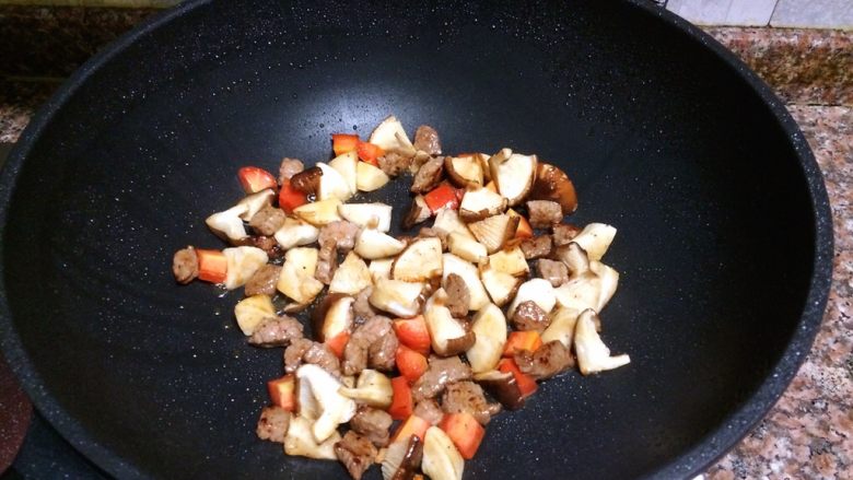 菌类料理+双菇烩牛肉,放入香菇、杏鲍菇、胡萝卜翻炒1分钟。