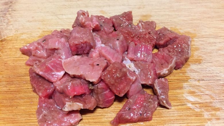 菌类料理+双菇烩牛肉,牛肉切块备用。