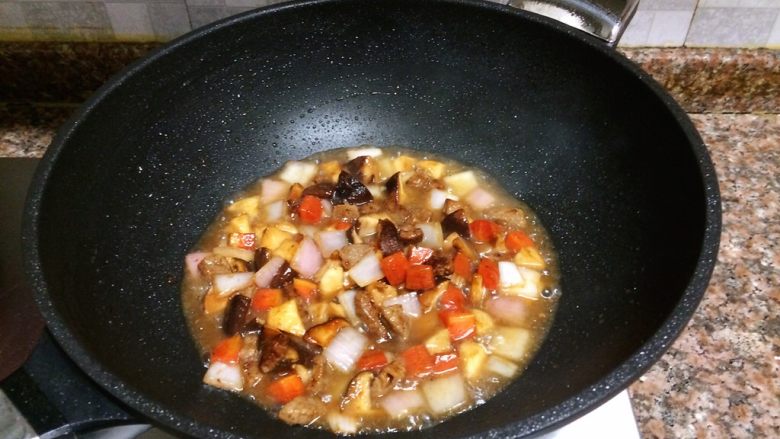 菌类料理+双菇烩牛肉,加入半碗清水煮开。