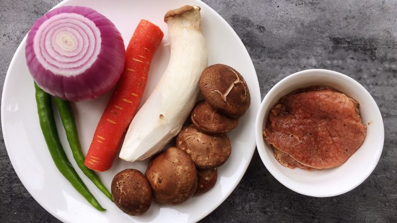 菌类料理+双菇烩牛肉,准备材料如图。