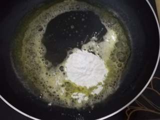 简易版白酱意面,黄油中火融化后加入玉米淀粉进行搅拌