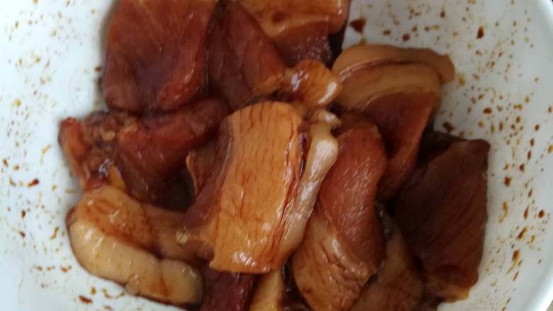 咸蛋猪肉粽,五花肉加盐、生抽、蚝油腌制入味