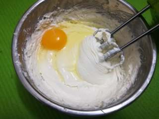 重芝士蛋糕,打发至光滑细腻的状态后加入一颗鸡蛋