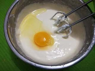 重芝士蛋糕,要搅拌均匀后再加入一颗鸡蛋，搅拌均匀后再倒入柠檬汁搅拌均匀