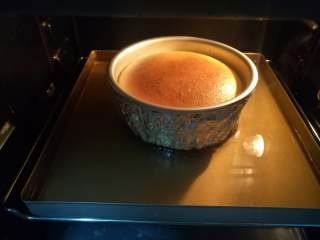 重芝士蛋糕,烤制50-60分钟，表面上色即可。然后继续放在烤箱内至冷却，冰箱冷藏过，口感会更好