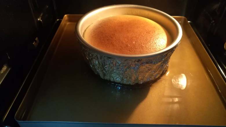 重芝士蛋糕,烤制50-60分钟，表面上色即可。然后继续放在烤箱内至冷却，冰箱冷藏过，口感会更好
