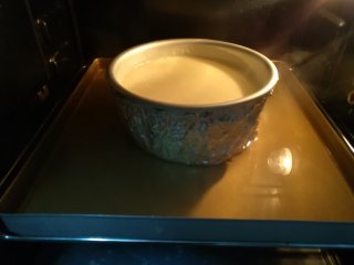 重芝士蛋糕,放入已160℃预热的烤箱中下层，烤盘倒入1cm左右的热水