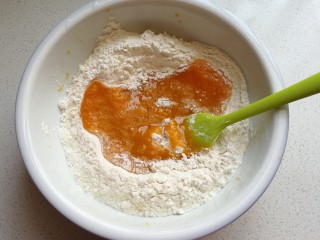 黄金南瓜小方卷,然后将南瓜液体倒入面粉中先拌成絮状