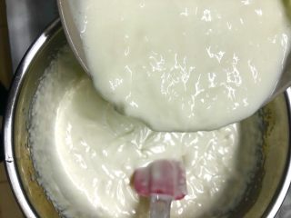 海洋慕斯蛋糕,把拌好的酸奶全部倒入奶油糊里面