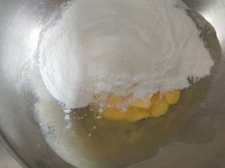 香草可可曲奇棒,将黄油完全软化，加入糖粉和细砂糖用刮刀拌在一起