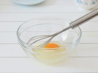 自制“旺仔”小馒头,鸡蛋加入白糖(最好是糖粉，白糖不容易化开，烤出来表面会有小黑点)