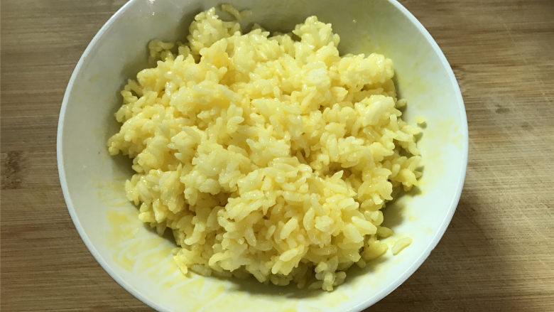 腊肠蛋炒饭,搅拌均匀即可，要让米粒米都裹上蛋液。