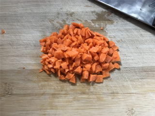 腊肠蛋炒饭,胡萝卜去皮后切成小粒。