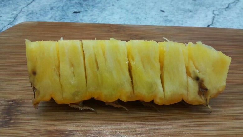 自制菠萝罐头,取其中一块，横着切个几刀就可以