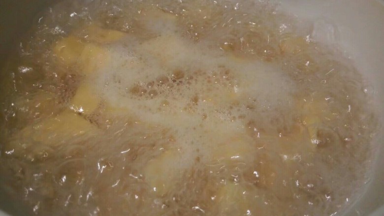 自制菠萝罐头,煮的时间可以根据自己对菠萝口感要求来煮，喜欢吃软一点的，可以煮个10分钟，喜欢稍微硬一点的，就煮5分钟