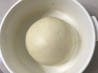 蛋黄豆沙小餐包,拿出来收边整圆放在发酵盒里盖上盖子。送进发酵箱温度在28度进行基础发酵。