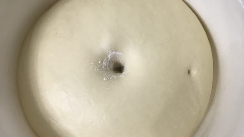 蛋黄豆沙小餐包,发酵2倍大用手指粘面粉戳洞洞口不回缩一发完成。