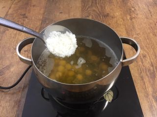 莲子百合绿豆粥,然后放入粳米。