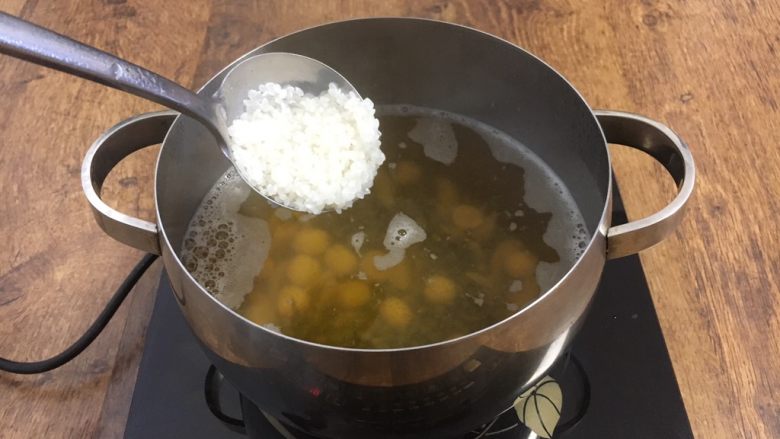 莲子百合绿豆粥,然后放入粳米。