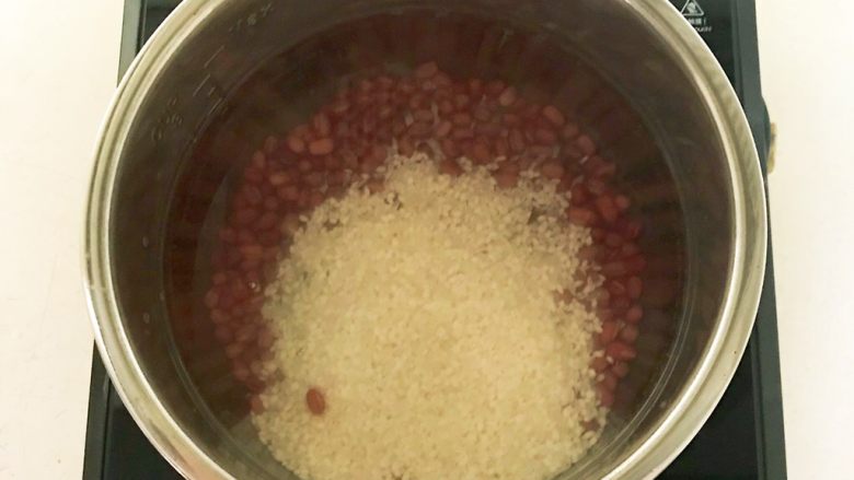 祛湿养生粥  赤豆甘薯糯米粥,加入糯米，烧开后煮15分钟
